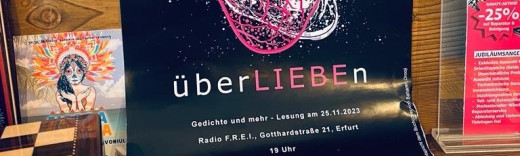 überLIEBEn Plakat hängt in einem Schaufenster