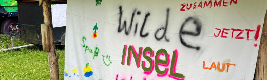 Transparent mit Aufschrift "Wilde Insel" und bunt beschrieben und bemalt