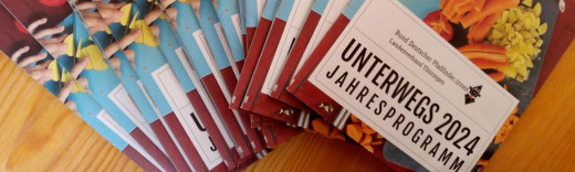 Programmhefte wie Fächer ausgelegt