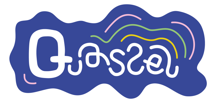 Das Bild zeigt das Logo von Quassel. Es besteht aus einer blauen pfützenartigen Fläche, in der in weißer verspielter Schrift Quassel steht. Über dem Wort sind geschwungene Linien in rosa, grün und gelb, die an einen Regenbogen erinnern.