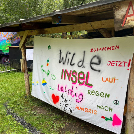Transparent mit Aufschrift "Wilde Insel" und bunt beschrieben und bemalt