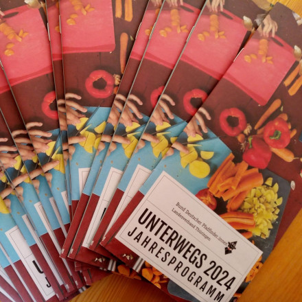 Programmhefte wie Fächer ausgelegt