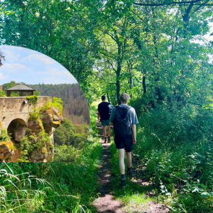 Zwei Personen auf einer Wanderung, ein Ausschnitt der Burg Hohnstein